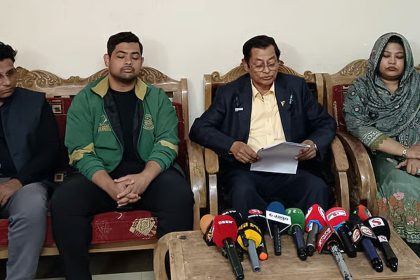 ফরিদগঞ্জে স্বতন্ত্র প্রার্থীর বিজয় চ্যালেঞ্জ করে সংবাদ সম্মেলন হারুনুর রশিদের