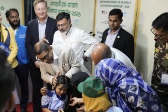 ডিএনসিসি প্রশাসক মিল্টনের শাহজাদপুর টিকাদান কেন্দ্র পরিদর্শন; ইউনিসেফ ও মার্কিন রাষ্ট্রদূতের উপস্থিতি